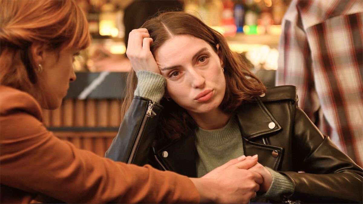 María Valverde interpreta a Maca en la película de Netflix, una comedia romántica que es un éxito mundial.