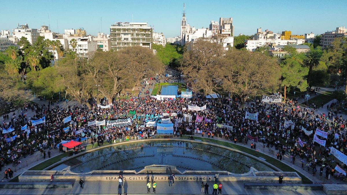 La marcha universitaria concluyó en la plaza Independencia.