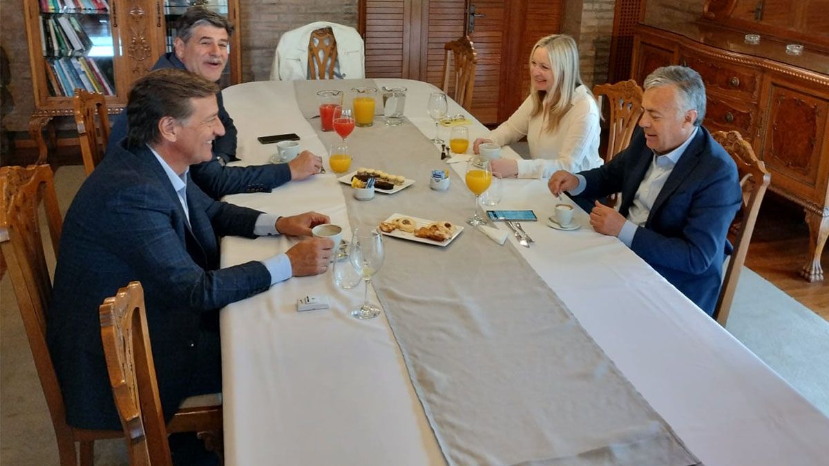 El gobernador Rodolfo Suarez y su vice Mario Abed recibieron en la residencia oficial a los ganadores de las elecciones 2023: Alfredo Cornejo y Hebe Casado. El gobernador Rodolfo Suarez y su vice Mario Abed recibieron en la residencia oficial a los ganadores de las elecciones 2023: Alfredo Cornejo y Hebe Casado.