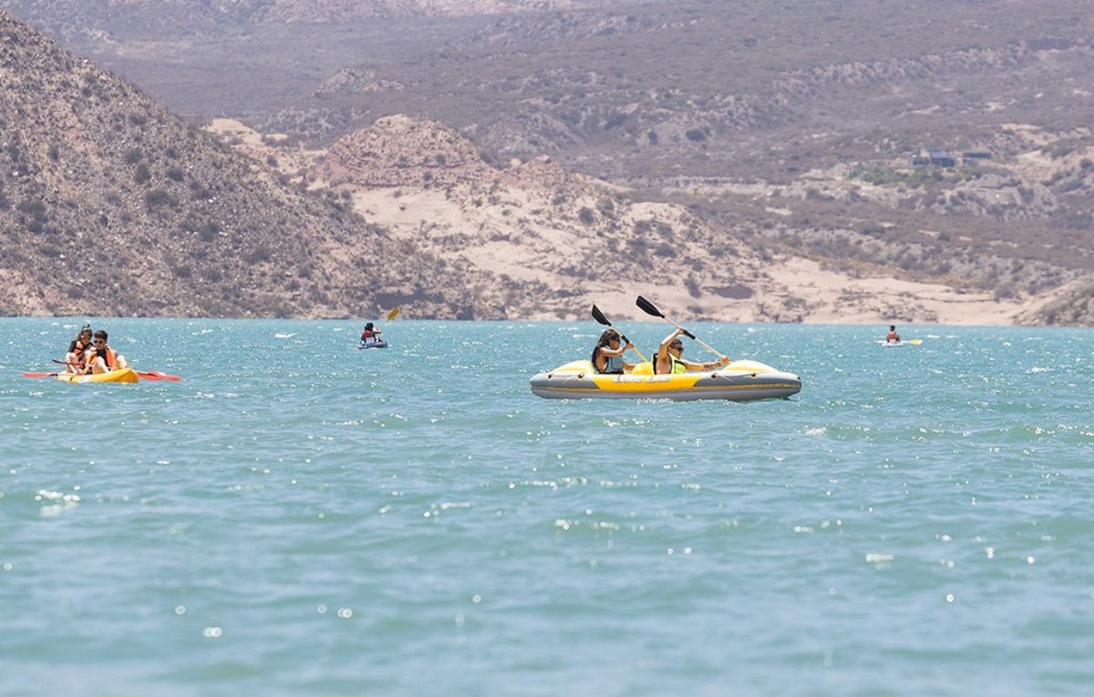 En Potrerillos se puede hacer kayak desde distintos precios para tener una experiencia de aventura única. En Potrerillos se puede hacer kayak desde distintos precios para tener una experiencia de aventura única.