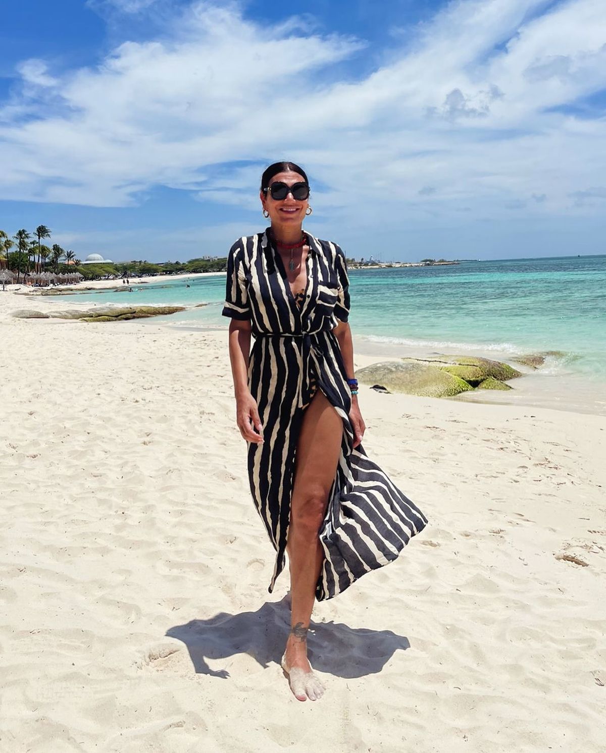 Desde el Caribe, Florencia de la V se suma al animal print en clave enteriza cavada y anticipa el verano. Desde el Caribe, Florencia de la V se suma al animal print en clave enteriza cavada y anticipa el verano.