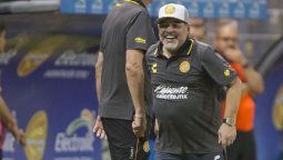 La aventura de Maradona en México comenzó con una goleada