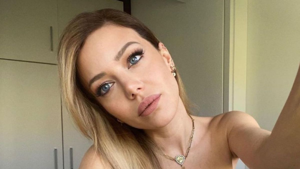 Evangelina Anderson metió triplete Barbicore y es bestial: mini vestido, escotazo y tajo