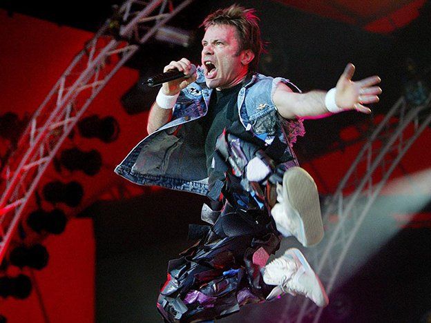El cantante de Iron Maiden, curado de un cáncer