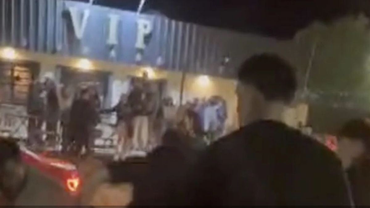 La violenta pelea entre los jóvenes se desató a la salida de un boliche que surgió por el enfrentamiento de dos mujeres. La violenta pelea entre los jóvenes se desató a la salida de un boliche que surgió por el enfrentamiento de dos mujeres.