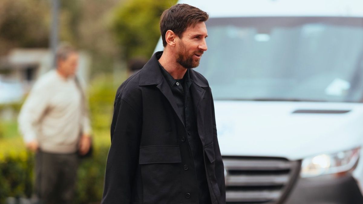 Lionel Messi mostró un nuevo y sobrio look al llegar a Ezeiza.