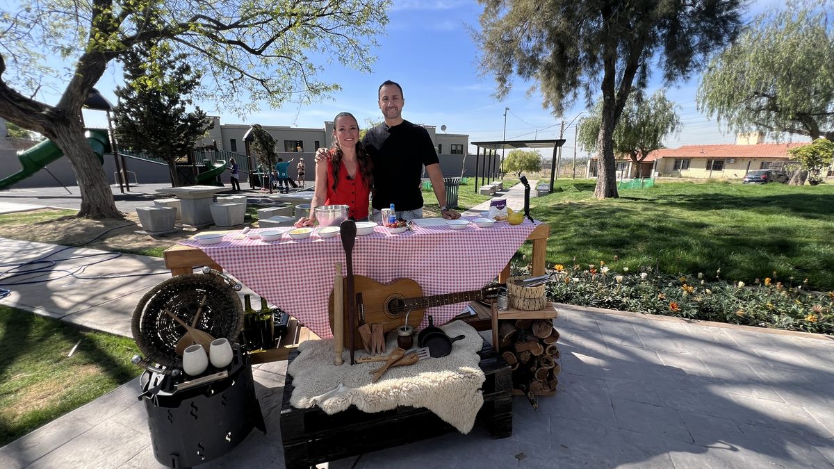 Romi Terranova y Nacho Molina, de Un bocado, presentan la receta de los scones de frutilla con glaseado de limón tradicionales. Romi Terranova y Nacho Molina, de Un bocado, presentan la receta de los scones de frutilla con glaseado de limón tradicionales.