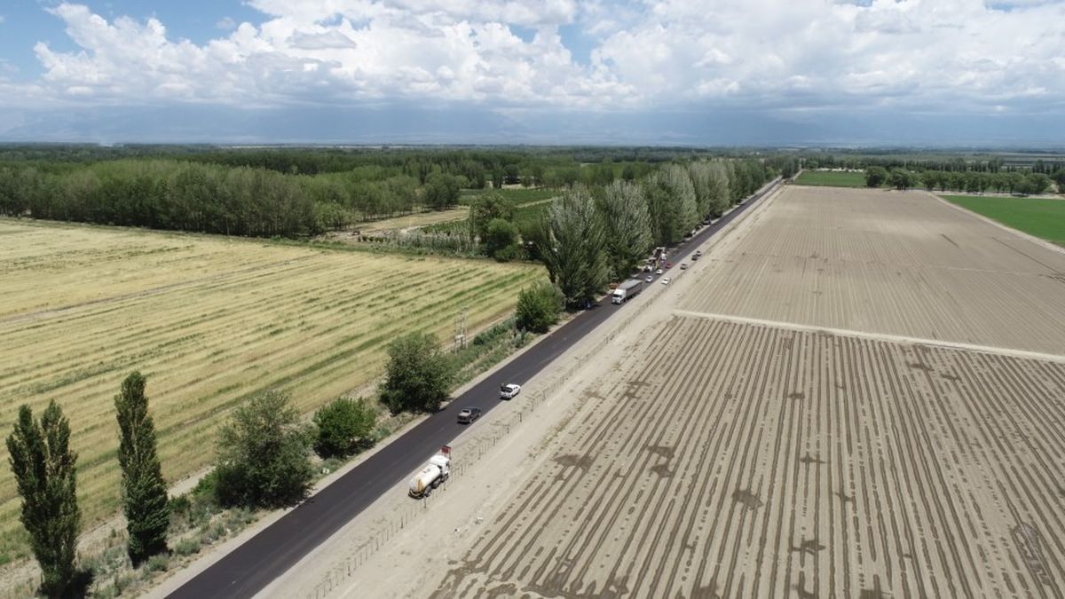 Uno de los caminos del vino está sobre la Ruta Provincial 96, en el Cordón del Plata, cuyo asfalto fue renovado a principios de este año. Uno de los caminos del vino está sobre la Ruta Provincial 96, en el Cordón del Plata, cuyo asfalto fue renovado a principios de este año.
