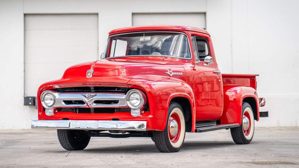 La Ford F-100 modelo 56 que fue restaurada y quedò increíble. Luego se subastó.