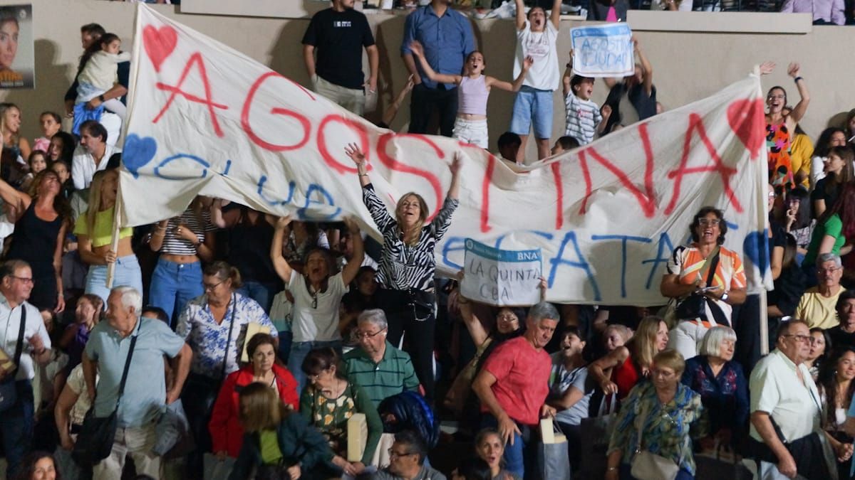 Agostina tuvo una gran hinchada la noche del sábado en el Frank Romero Day. Estaban su familia, amigos y compañeros de su club Regatas. Agostina tuvo una gran hinchada la noche del sábado en el Frank Romero Day. Estaban su familia, amigos y compañeros de su club Regatas.