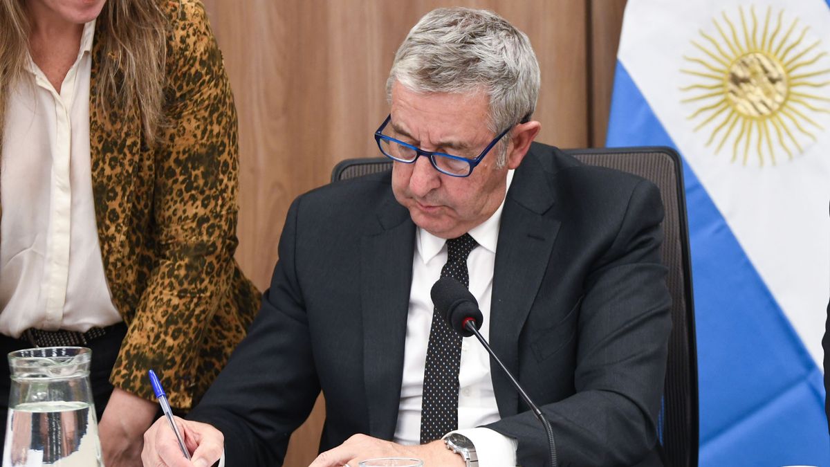 Julio Cobos explicó el proyecto para proteger de la inteligencia artificial al régimen electoral. Julio Cobos explicó el proyecto para proteger de la inteligencia artificial al régimen electoral.