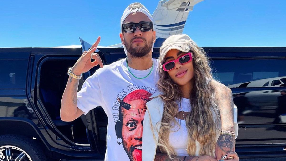 Neymar y su hermana Rafaella se fotografiaron en la pista del aeropuerto de Miami.