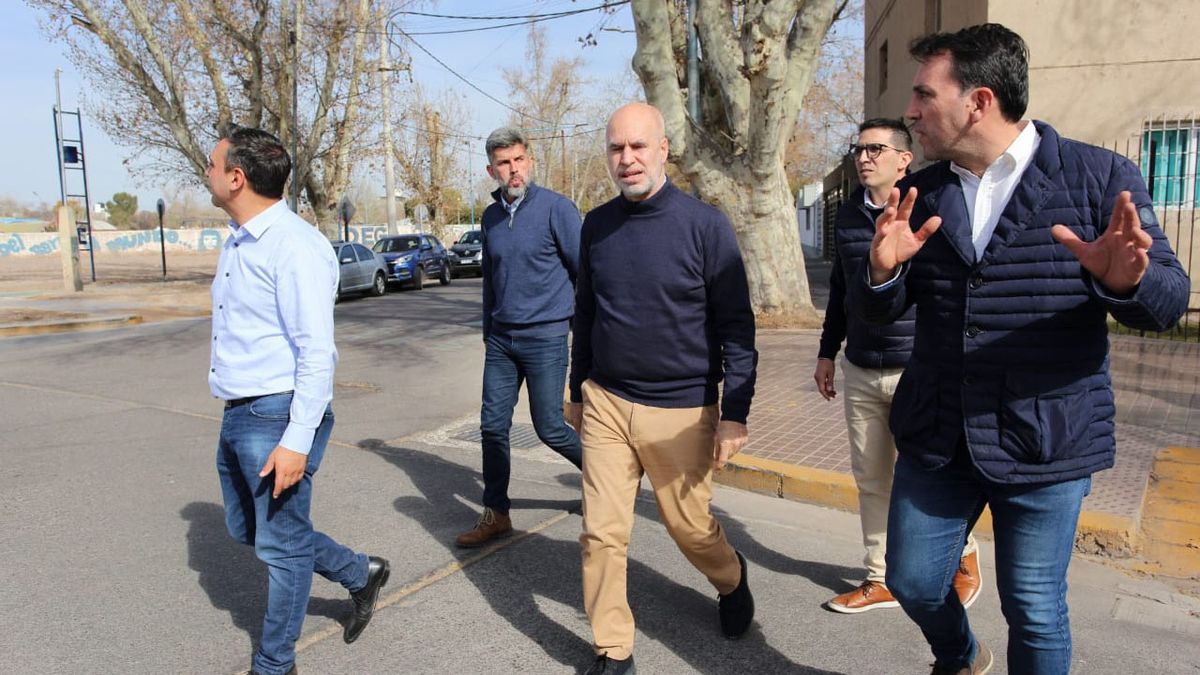 Horacio Rodríguez Larreta por las calles mendocinas, junto a los intendentes Ulpiano Suarez (Ciudad) y Tadeo García Zalazar (Godoy Cruz).