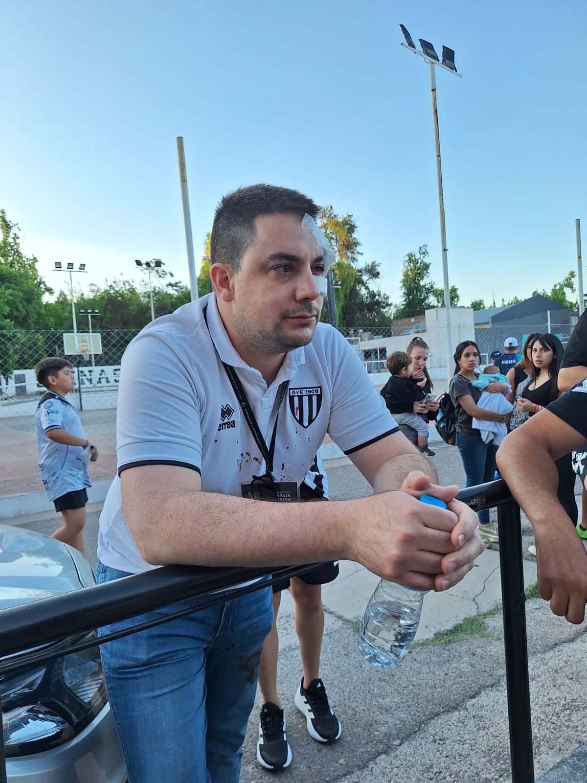 Martín Correa, secretario de Gimnasia y Esgrima, golpeado en los disturbios en el partido frente a Estudiantes de Caseros. Martín Correa, secretario de Gimnasia y Esgrima, golpeado en los disturbios en el partido frente a Estudiantes de Caseros.