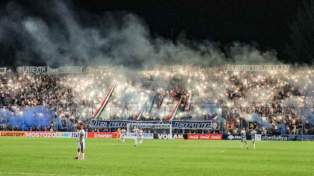 La fiesta de los hinchas de la Lepra no puede trasladarse a los resultados (UNO/Nicolás Ríos)