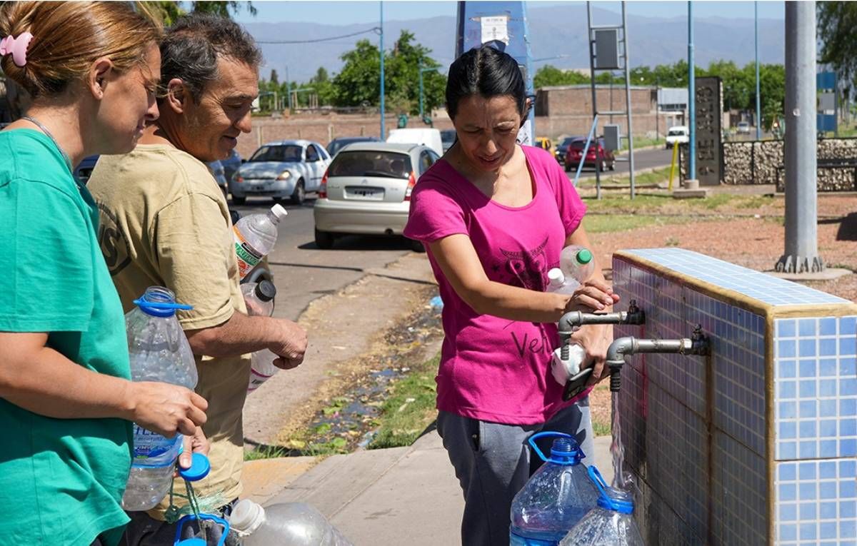 Uno de los pocos surtidores públicos que quedan está en calle 9 de Julio, límite entre Godoy Cruz y Maipú. Uno de los pocos surtidores públicos que quedan está en calle 9 de Julio, límite entre Godoy Cruz y Maipú.