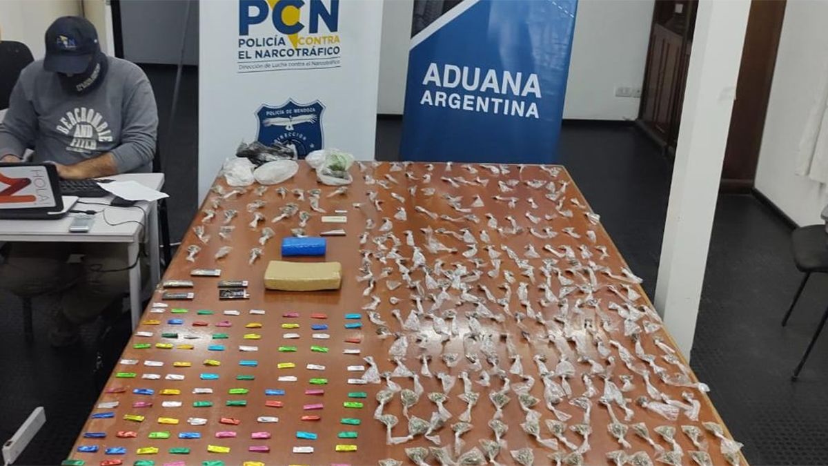 Esta es la mercancía secuestrada a la narcobanda Los Canavis, que opera en el barrio Santa Teresita de Las Heras. Un líder de la banda fue detenido por personal de la Policía Contra el Narcotráfico (PCN) en pleno fraccionamiento y narcomenudeo.