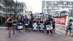 Cientos de mujeres se concentraron en Paraná para criticar a la justicia patriarcal y decir: Basta de femicidios