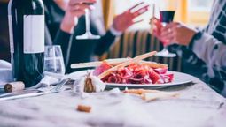 La veda electoral limita ciertas acciones, especialmente durante el día de elecciones; pero sí se puede acompañar un almuerzo con un vinito. La veda electoral limita ciertas acciones, especialmente durante el día de elecciones; pero sí se puede acompañar un almuerzo con un vinito.