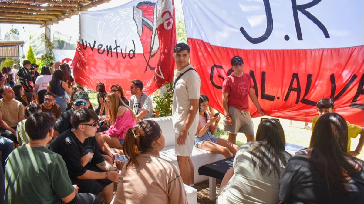 La Juventud Radical cerró este viernes su ciclo de gestión en Tupungato para darle paso a las nuevas autoridades. La Juventud Radical cerró este viernes su ciclo de gestión en Tupungato para darle paso a las nuevas autoridades.