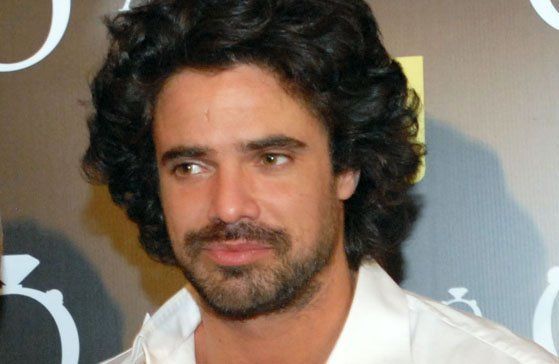 ¿Le pegaron? Luciano Castro sufrió un violento momento.