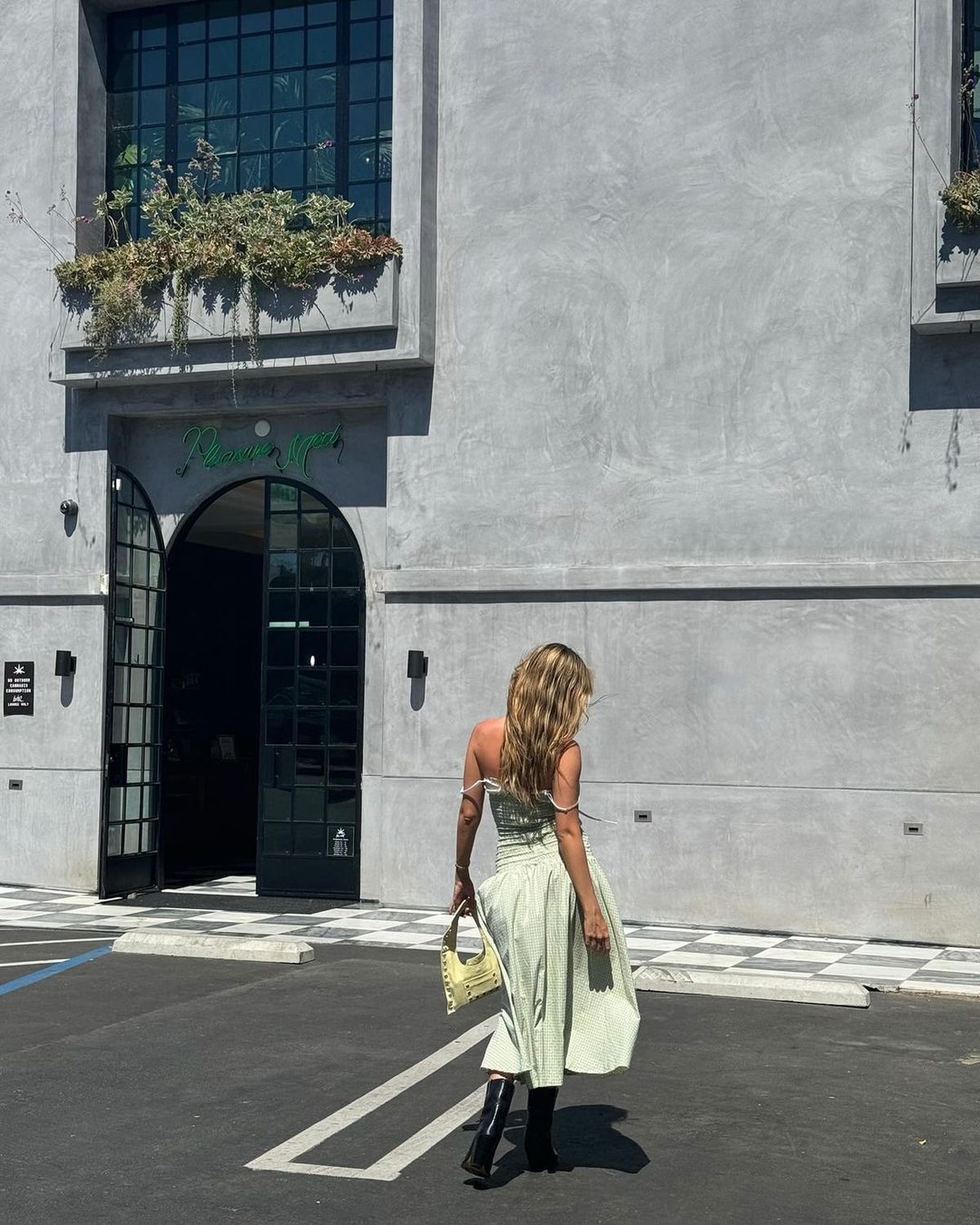 Ester Expósito lleva el mini vestido vichy del verano y paraliza Los Ángeles.