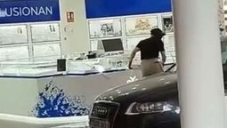 Impactante: ladrones entraron en auto a un shopping, rompieron las vidrieras y vaciaron una joyería