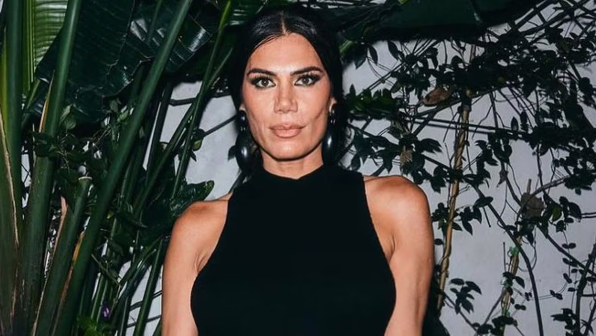 Florencia de la V se suma a la mini ultra XS en clave ceñida y con transparencias
