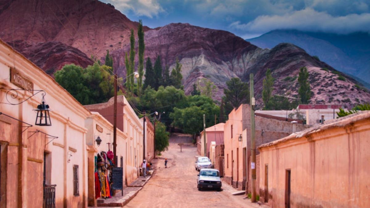 Purmamarca es uno de los pueblos más coloridos de Argentina.