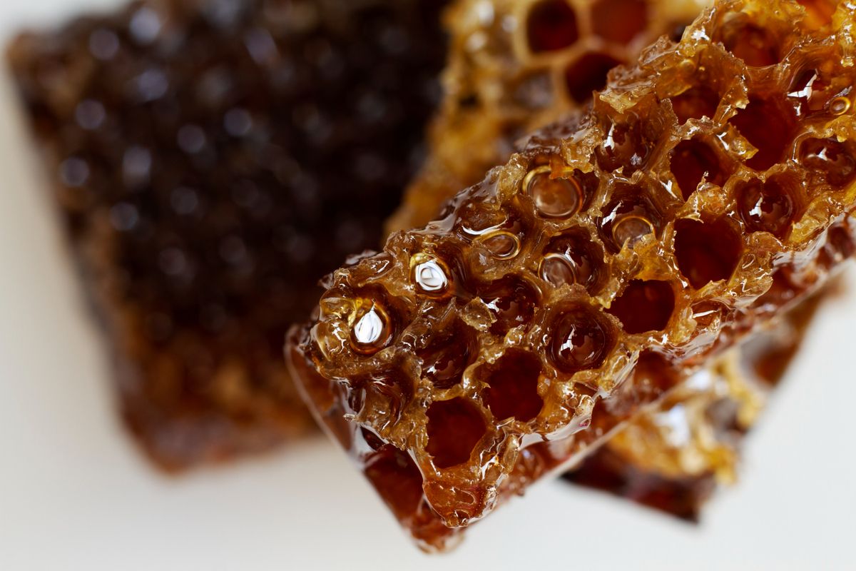 La cera de abejas se usa para remedios tradicionales, cremas naturales, jabones, velas y más. Imagen: Freepik La cera de abejas se usa para remedios tradicionales, cremas naturales, jabones, velas y más. Imagen: Freepik