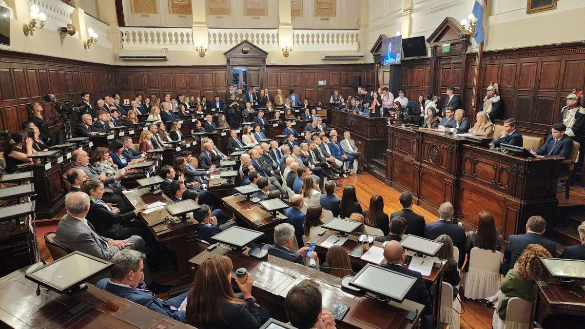La asamblea legislativa a pleno, durante el discurso que dio este viernes el gobernador Alfredo Cornejo. La asamblea legislativa a pleno, durante el discurso que dio este viernes el gobernador Alfredo Cornejo.