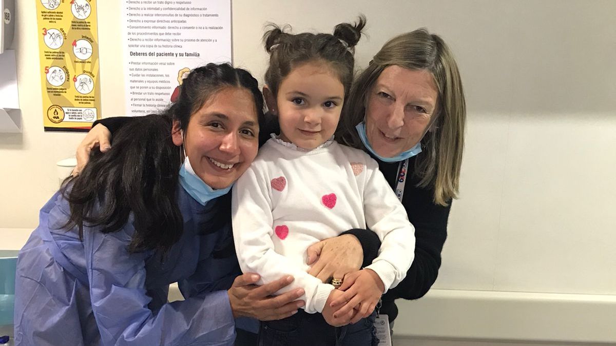 Juli, quien jugaba con catalina (terapeuta) y la oncóloga Angie Fernández Barbieri, la oncóloga de Catalina, se despiden de la niña mendocina que venció al cáncer.