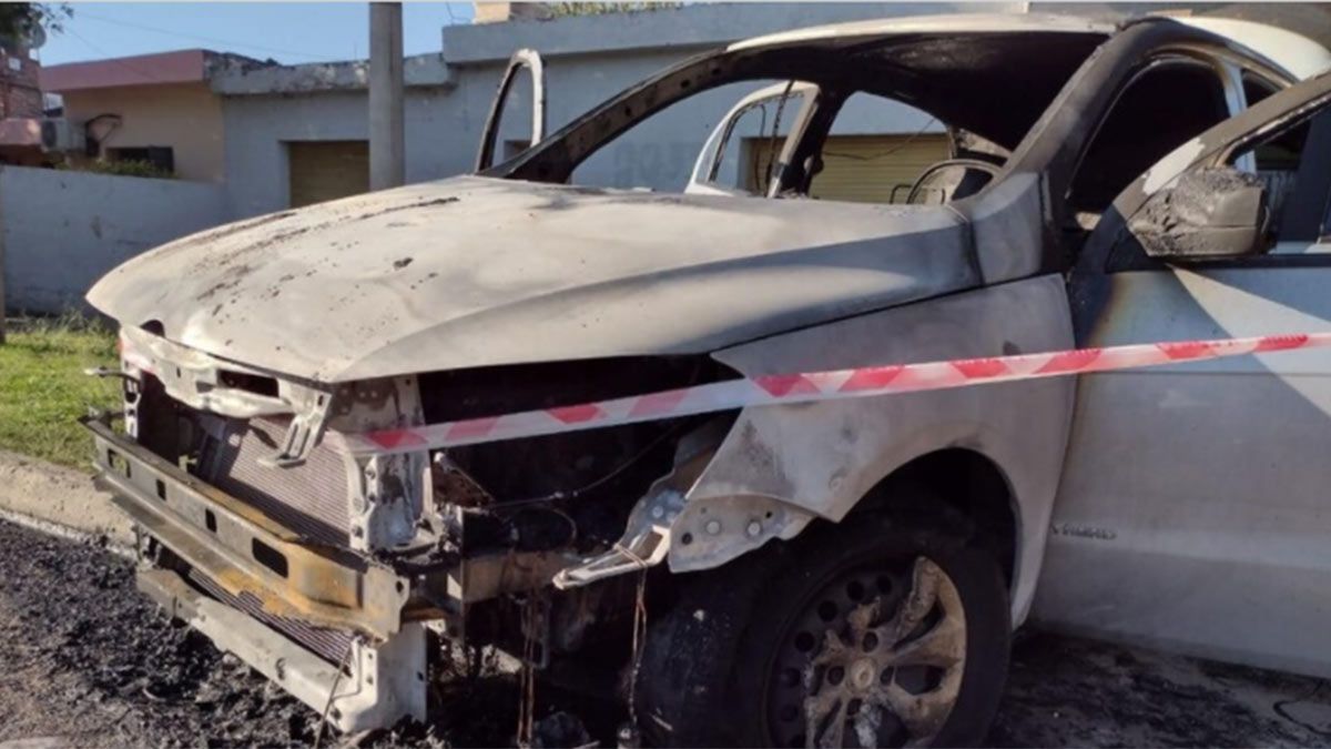 Así quedó el auto. Una mujer lo prendió fuego y terminó internada en gravísimo estado por las quemaduras.