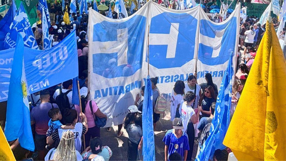La protesta local contra la reforma laboral se concentró en la Legislatura de Mendoza.