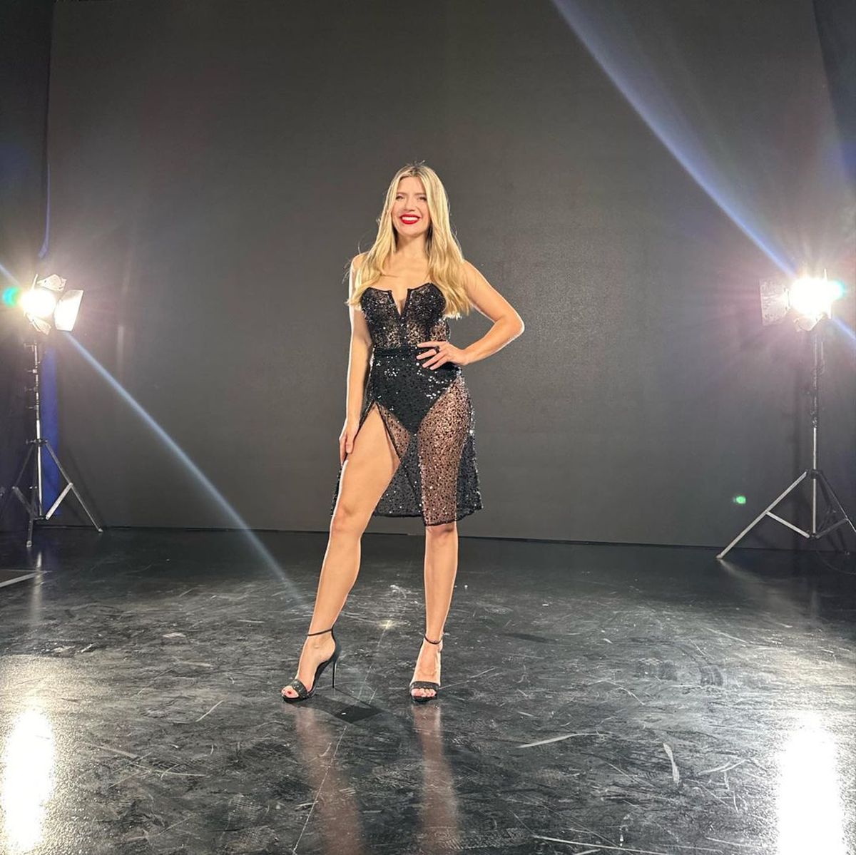 Con transparencias shiny, Laurita Fernández lleva la tendencia furor a otro nivel. Con transparencias shiny, Laurita Fernández lleva la tendencia furor a otro nivel.