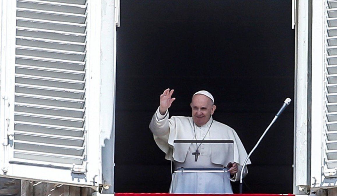 Tras la oración Regina Coeli, en la plaza San Pedro del Vaticano, Francisco se mostró muy entristecido por la desaparición de 130 migrantes en el Mar Mediterráneo y criticó la falta de ayuda de países en la Unión Europea