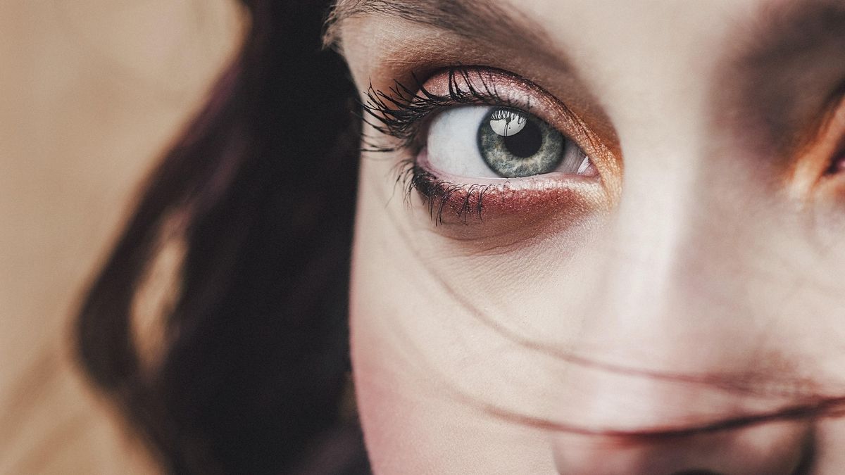 Desviar la mirada al hablar: qué significa según la psicología Desviar la mirada al hablar: qué significa según la psicología