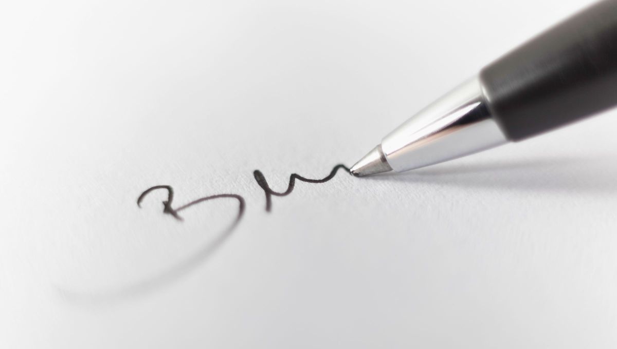 Qué significa cuando una persona hace su firma demasiado rápido y por qué es bueno. Foto Canva