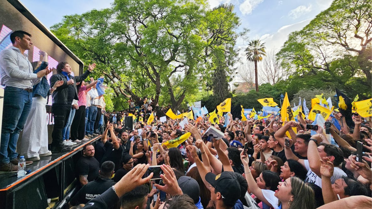 Milei en la plaza Independencia, durante su última visita a Mendoza. Milei en la plaza Independencia, durante su última visita a Mendoza.