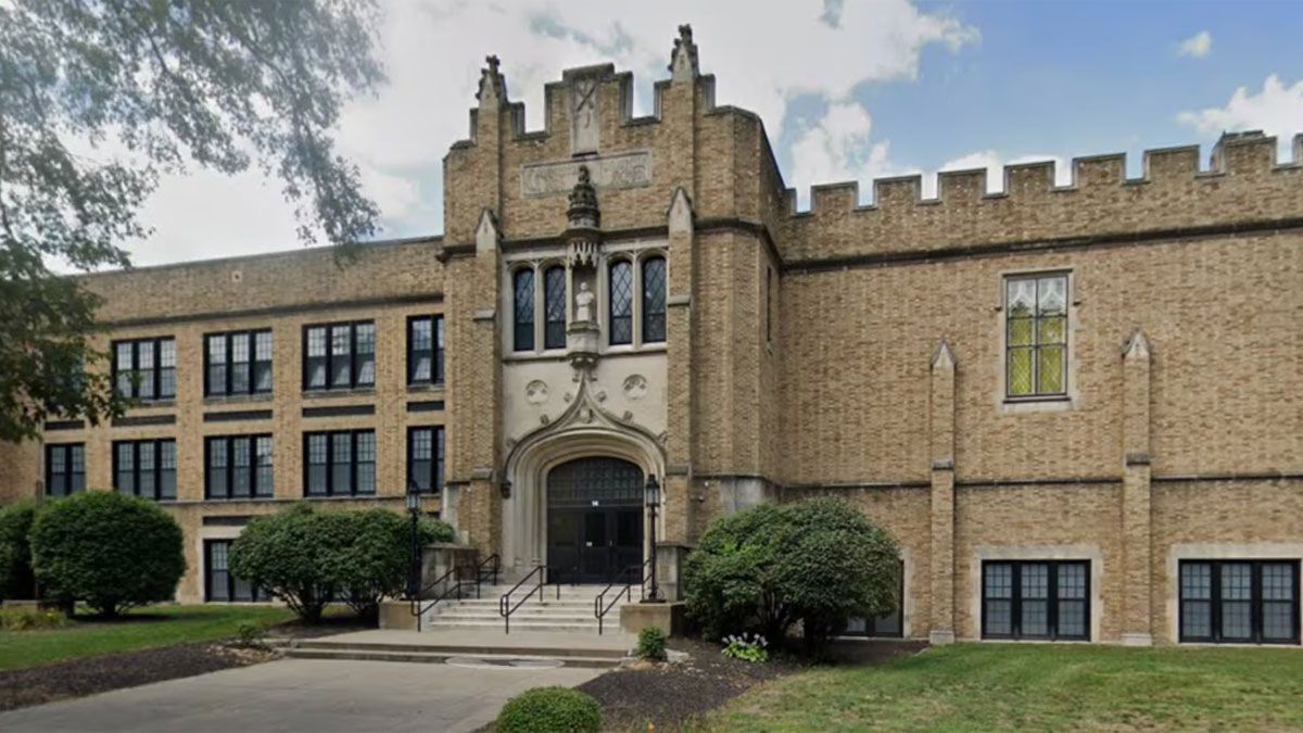 La profesora había conocido al alumno en la Escuela Intermedia de Washington. La profesora había conocido al alumno en la Escuela Intermedia de Washington.