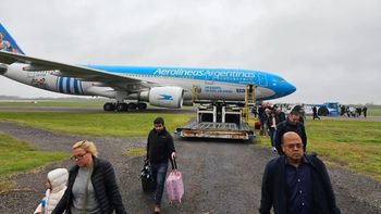 Amenaza de bomba: la azafata se negó a declarar y seguirá detenida en Ezeiza