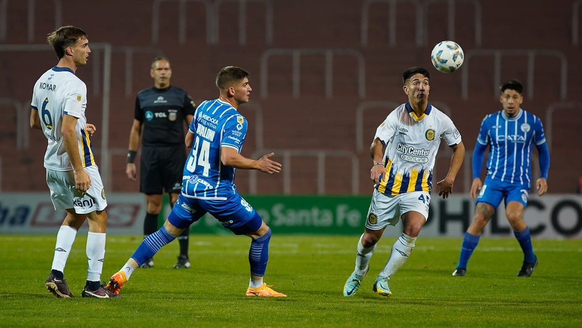 Badaloni y el Indio Fernández en el partido entre Godoy Cruz y Rosario Central. Badaloni y el Indio Fernández en el partido entre Godoy Cruz y Rosario Central.