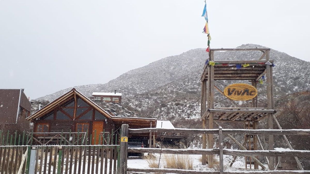 Todo Potrerillos recibió una intensa nevada en la madrugada de este día de la primavera.