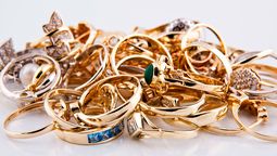 El Banco Ciudad subasta diferentes alhajas como anillos de oro, aros de plata y un relojito pulsera.