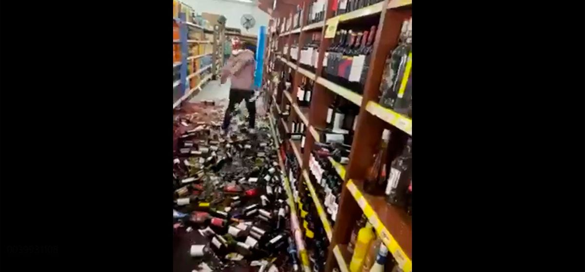 Una mujer arrojó botellas de vino al piso luego que la despidieran en un supermercado en la ciudad de Rafaela, Santa Fe.