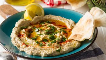 Baba Ganoush: el hummus de berenjenas más cremoso y fácil de preparar en 10 minutos Baba Ganoush: el hummus de berenjenas más cremoso y fácil de preparar en 10 minutos