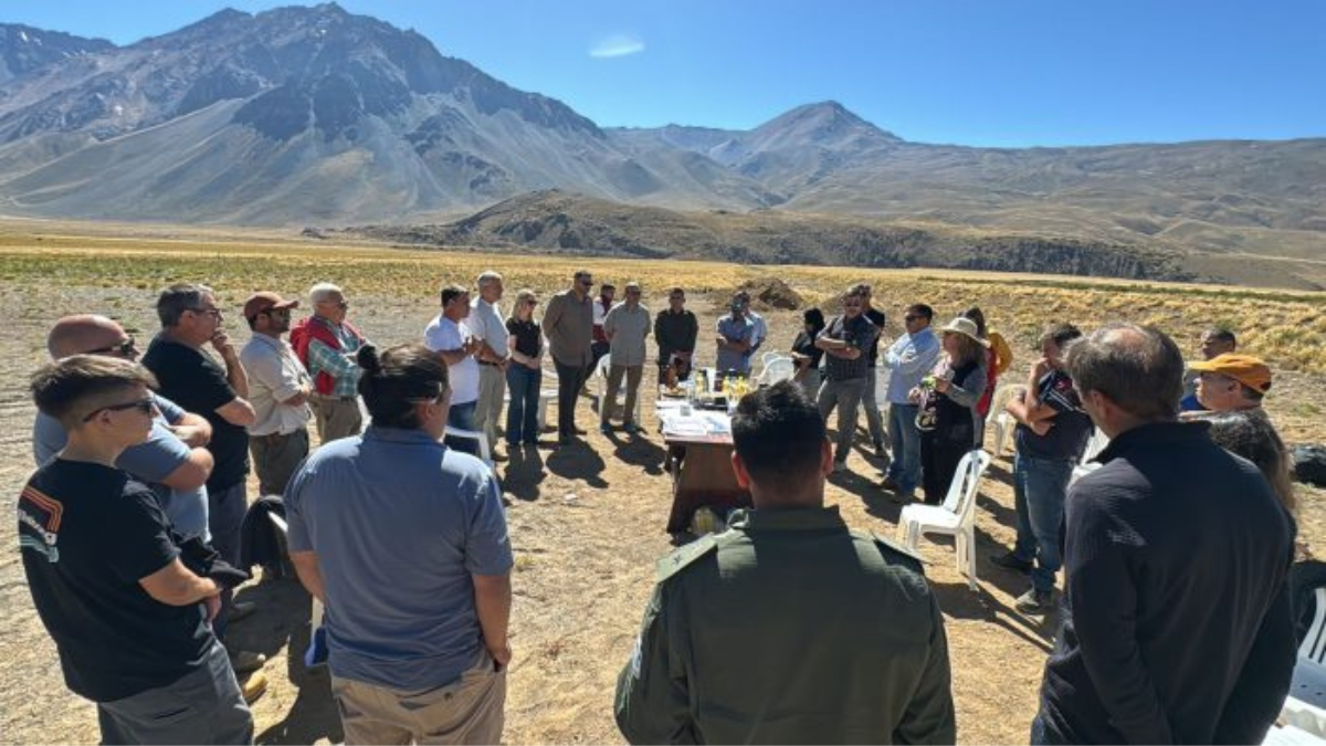 Representantes del Sur mendocino, el Gobierno y Vialidad Provincial se reunieron para comenzar a trabajar sobre este nuevo camino. Representantes del Sur mendocino, el Gobierno y Vialidad Provincial se reunieron para comenzar a trabajar sobre este nuevo camino.