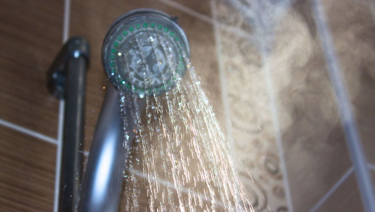 Ventila bien el baño luego de cada ducha para evitar la formación de hongos. Ventila bien el baño luego de cada ducha para evitar la formación de hongos. 