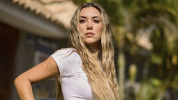 Floppy Tesouro se suma al hilo dental Barbicore desde Ibiza y paraliza el verano europeo con su figura