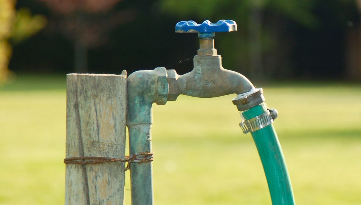 Consejos para adaptar una manguera a la canilla de agua.&nbsp;